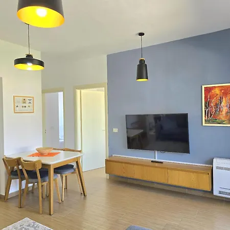 Sunny - 162 Apartment